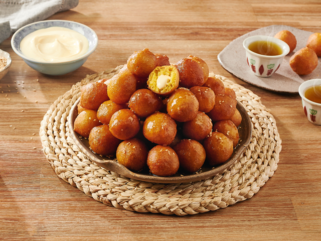 Luqaimat Stuffed with Cheese